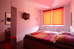 Červený pokoj č. 204, dvoulůžkový s manželskou postelí.
